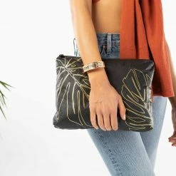 Women's Aloha Mid Lānai Pouch In Gold On Black